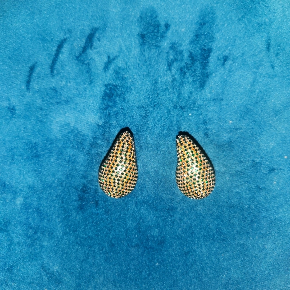 NATASHA-GREEN STUDDED TEAR SHAPE EARRINGS